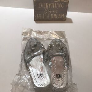 𝅺NEW Response Size 7 Sandals